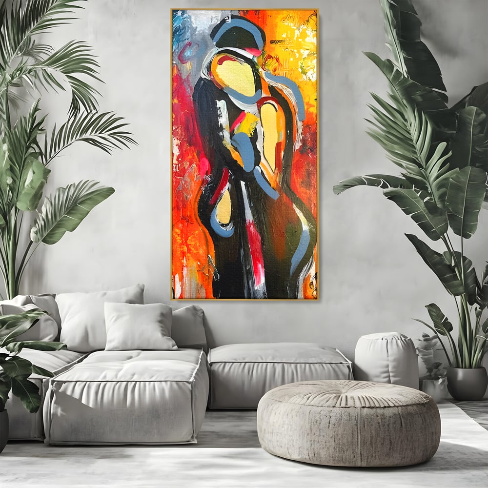 Tablou canvas cu pictura abstracta cu un cuplu imbratisat, in rama de aluminiu auriu, pe perete intr-un living